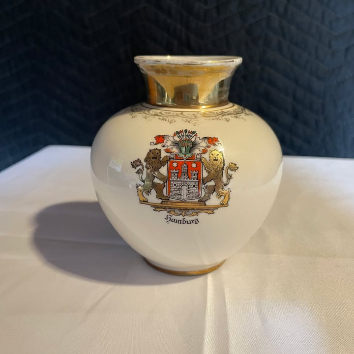 Vintage Kronach Bavaria Porcellan Handegmalt Vase with Hamburg Emblem
